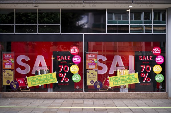 Price reductions, discount battle in shop windows, product range streamlining, display, SALE,