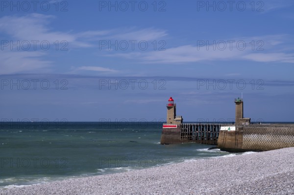 Sea, lighthouse Feu de la jetée Sud, lighthouse, red, Phare de Fécamp, green, harbour entrance,