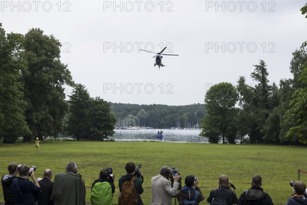 A helicopter lands in front of a joint meeting between Friedrich Merz (CDU, German Chancellor) and