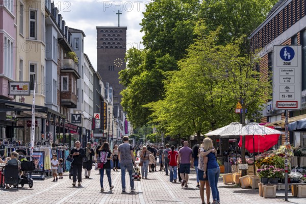 Wiesdorfer Platz shopping street, shops and restaurants, Leverkusen city centre, North