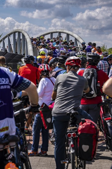 Cycle path in the Neulandpark in Leverkusen on the Rhine, Neulandbrücke, traffic jam at the start