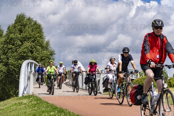 Cycle path in the Neulandpark in Leverkusen on the Rhine, Neulandbrücke, participants of the North
