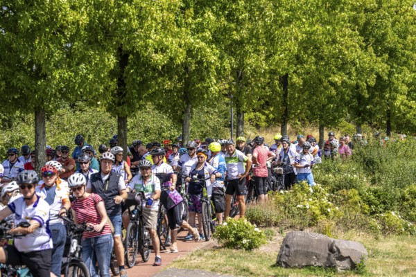 Cycle path in the Neulandpark in Leverkusen on the Rhine, traffic jam at the start of the