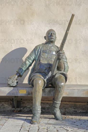 Sculpture Herbert König Suhl original, bronze sculpture, hunter with shotgun, rifle, sitting, arms