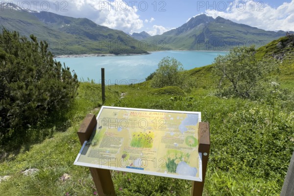 In the foreground information board with explanations about Jardin Alpin, in the background Lac du