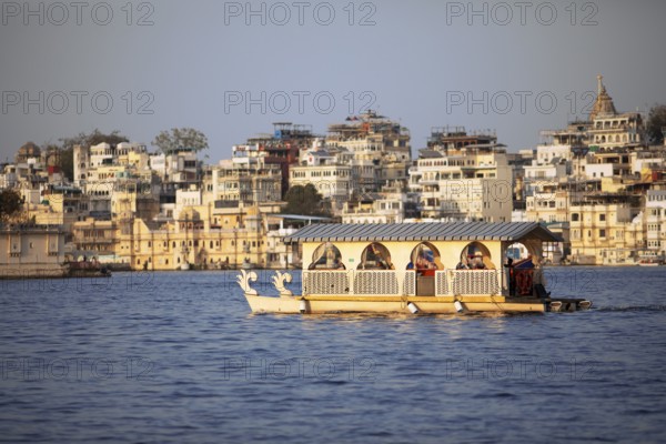 Excursion boats on Lake Pichola, behind the old town in the evening light, Udaipur, Rajasthan,