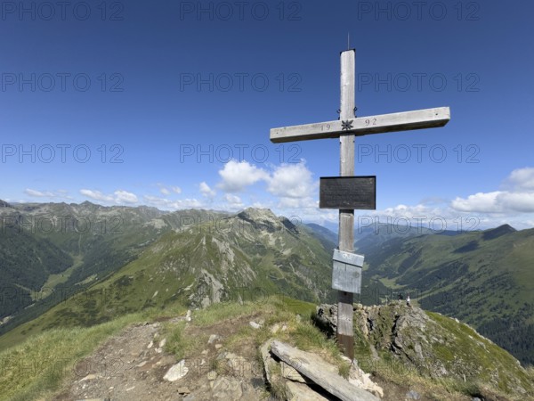 Summit cross on the Hornfeldspitz, Schladminger Tauern, Sölktäler nature park Park, St. Nikolei,