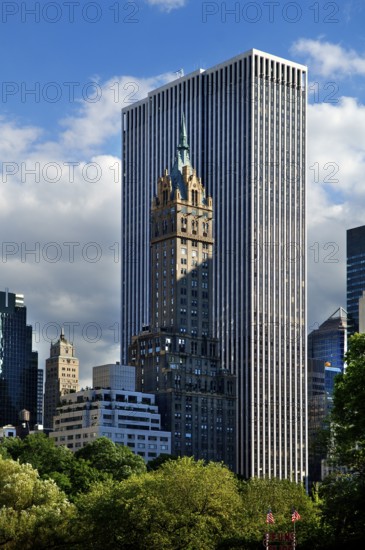 Hotel The Sherry-Netherland, in front of a skyscraper, 781 Fifth Avenue, New York City, USA