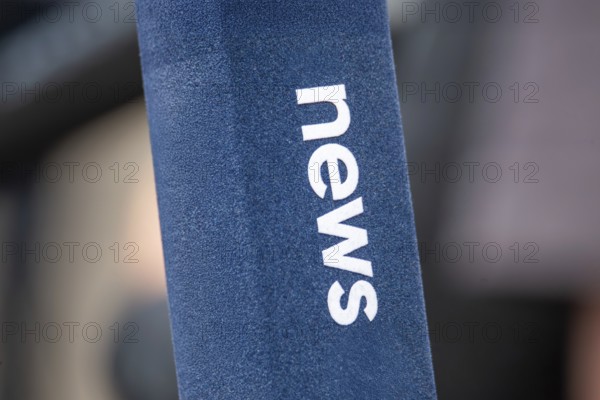 Microphone labelled NEWS (symbolic image)