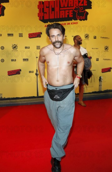 Arman Kashani at the #SchwarzeSchafe premiere at the cinema in the Kulturbrauerei on 15.7.2025