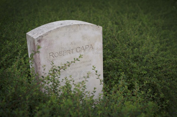 Separate memorial stone for war reporter Robert Capa, actually André Endre Erno Friedman, Mémorial