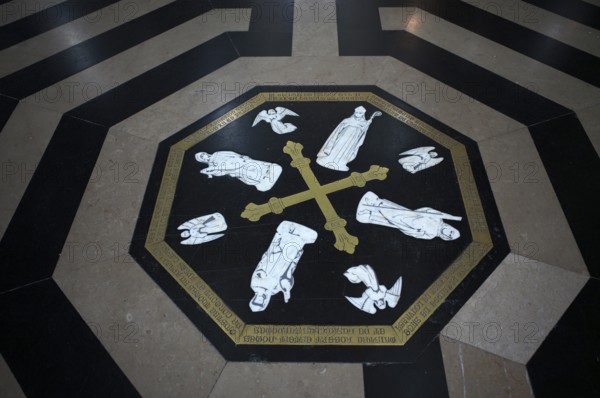 Interior view, floor labyrinth, commemorative plaque in honour of the builders and master builders