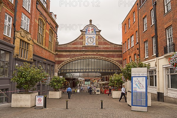 Royal Shopping at Windsor Castle, also known as Windsor Castle, is located in the English town of