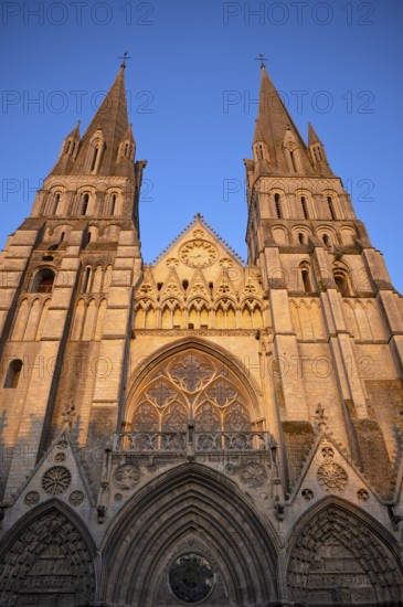 West facade, Cathedral Cathédrale Notre-Dame de Bayeux, evening light, Bayeux, Normandy, Calvados,