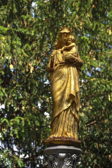 Gilded statue of the Virgin Mary with the infant Jesus, in front of St Briccius Church, Lindenstr.2