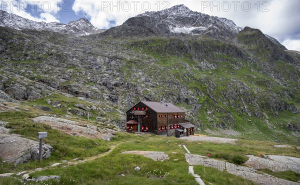 Elberfelderhütte mountain hut in the upper Gössnitztal valley, Wiener Höhenweg, Schober group, Hohe