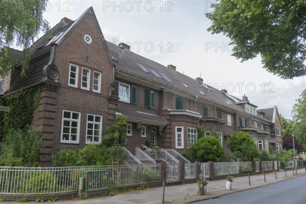 Living in the Weidedamm district, Am Weidedamm, brick architecture, bay window, front garden with