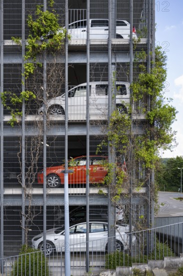PKW stehen über mehreren Etagen in einem modernen Parkhaus, Universitätsklinikum Tübingen,
