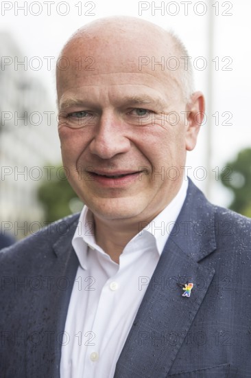 Kai Wegner (Governing Mayor of Berlin) with a Berlin bear pin in rainbow colours after raising the