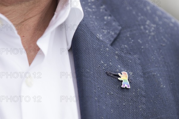 Berlin bear pin in rainbow colours on the jacket of Kai Wegner (Governing Mayor of Berlin) after