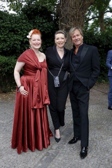Enie van de Meiklokjes, guest, Steve Norman at the Cocktail Prolongé for the Semi-Final Round of