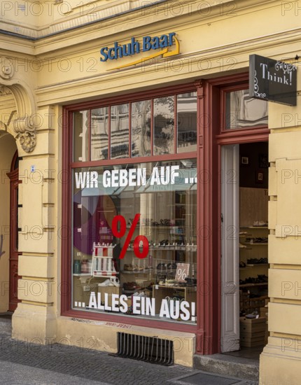 Shop closure, shop window with the percentage sign, Brandenburger Straße, Potsdam, Brandenburg,