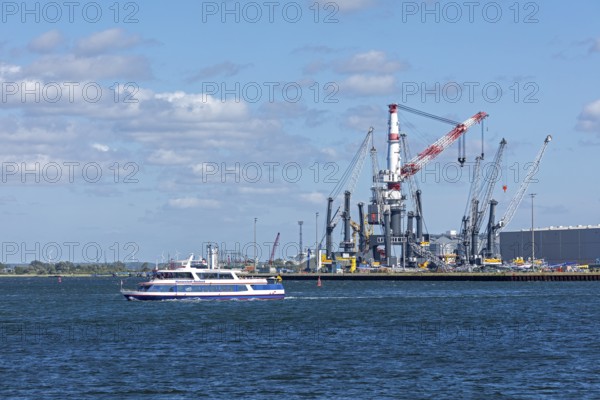 Excursion boat, overseas harbour, Liebherr-MCCtec, heavy-duty crane TCC 78000, Warnow, Warnemünde,