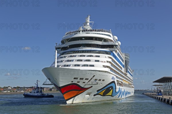 Cruise liner AIDAmar casting off, tugboat, Warnow, Warnemünde, Rostock, Mecklenburg-Western