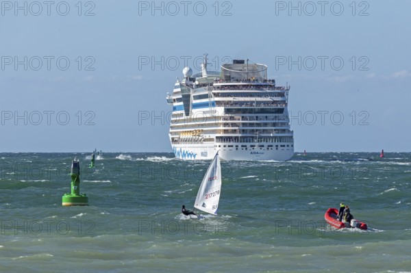 Cruise ship AIDAmar departs, boats, sailboat, Baltic Sea, Warnemünde, Rostock, Mecklenburg-Western
