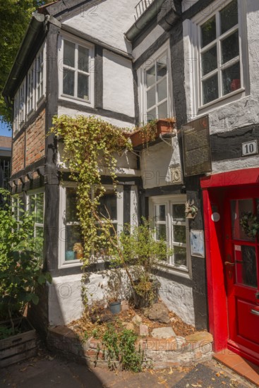 Schmaler Weg Hinter der Balge 10, half-timbered house built around 1600, two-storey eaves house,