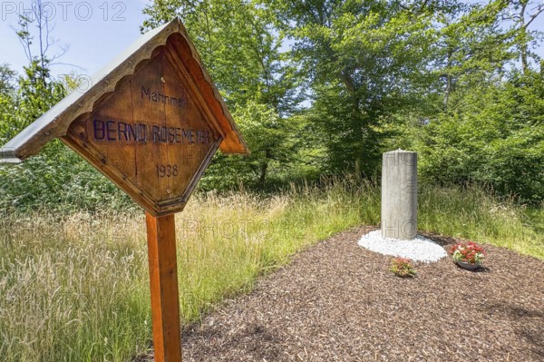 Wooden memorial plaque on the left Wooden memorial with inscription Memorial to Bernd Rosemeyer