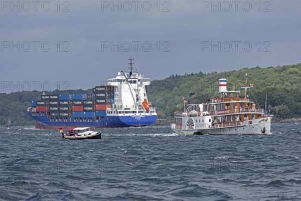 Historic paddle steamer Freya, container ship, Kiel Week, Kiel Fjord, Möltenort, Heikendorf, Kiel,