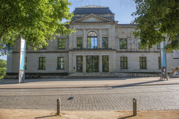 Bremer Kunsthalle, art museum am Wall, cultural monument, ramparts, inscription Den Bildenden