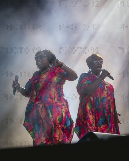 Dynelle Rhodes (Armstead) and Dorrey Lyles, singers of the Weather Girls at the Berlin Rundfunk 91