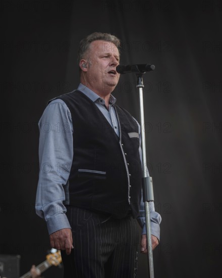 Henri Schmidt, singer of the band Die Prinzen at the Berliner Rundfunk 91.4 Open Air in the Berlin