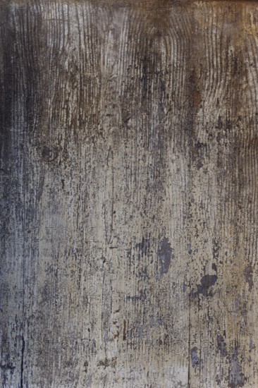 Een verouderen houten muur met afbladderende verf en een unieke textuur. De ruimte straalt een