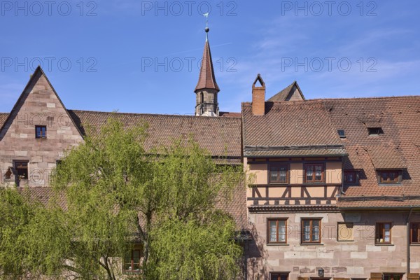 Old town, historic houses, roofs, red roof tiles, tree, blue sky, cirrostratus clouds, Vordere