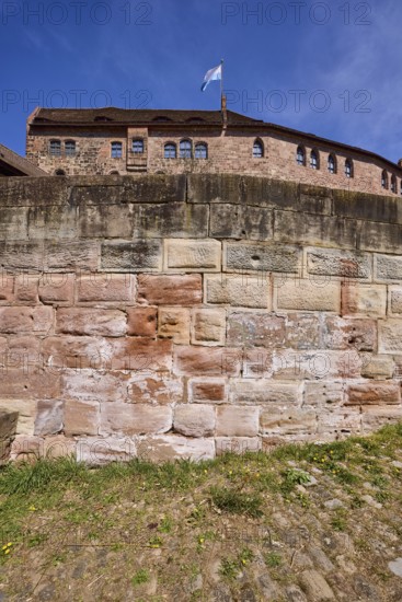 Imperial Castle, sandstone wall, castle wall, castle, flag, blue sky, cirrostratus clouds, Am
