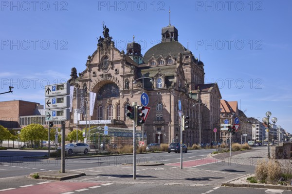 Nuremberg State Theatre, opera and theatre, pedestrian crossing with traffic lights, signpost to