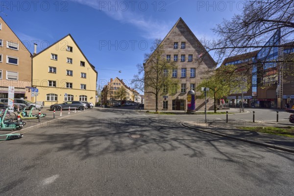 General architecture, houses, bollards, trees, blue sky, cirrostratus clouds, alleyway,