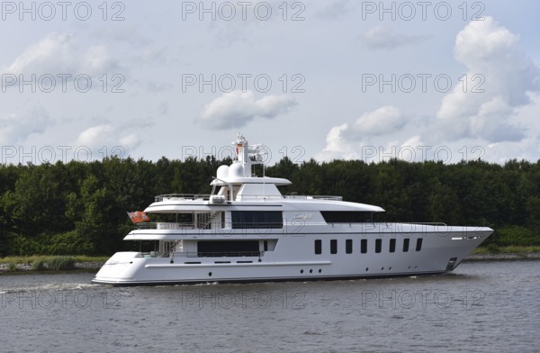 Yacht, luxury yacht FAMILYBILT in the Kiel Canal, NOK, Kielkanal, Kiel Canal, Schleswig-Holstein,