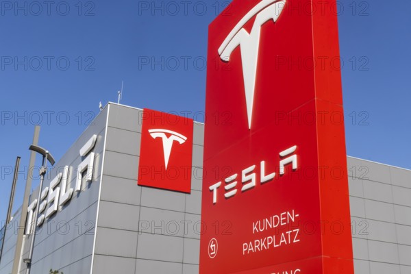 Standstill at the largest Tesla pick-up centre in Europe. Tesla's sales crisis is making itself