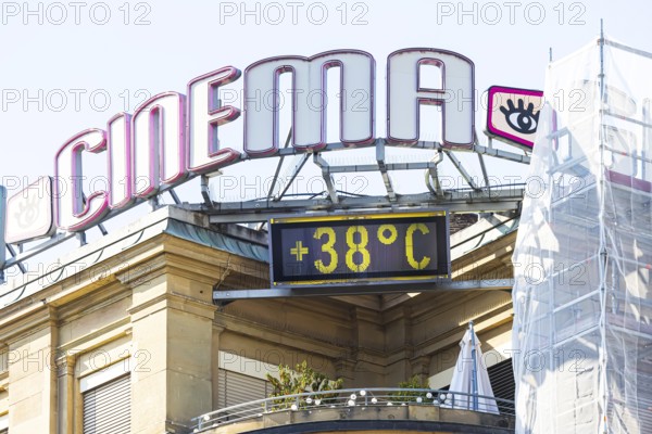 Heat record in Stuttgart. The temperature display on Schlossplatz shows 38 degrees. Stuttgart,