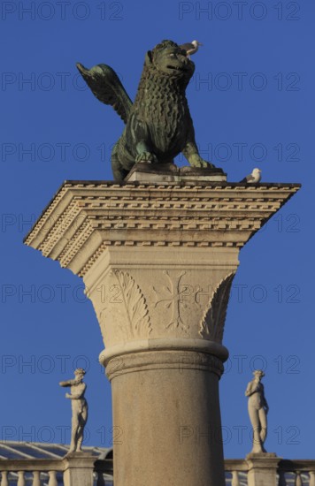 Piazzetta San Marco: St Mark's Column in front of the statues of the Bibliotheca National Marciana,