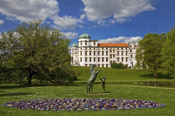Artwork with the title Hengst Wohlklang in der Freiheitsdressur by Ulrich Conrad in the park of