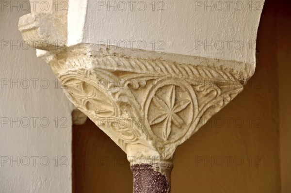 Column with capital, ornamental crutch capital from the 10th and 11th centuries, round arches in