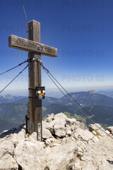 Summit cross of the Hochkalter, behind the Untersberg, Berchtesgaden Alps, Ramsau, Berchtesgaden