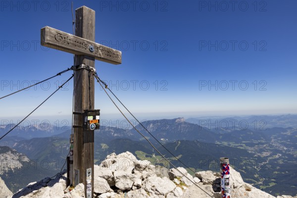 Summit cross of the Hochkalter, behind the Untersberg, Berchtesgaden Alps, Ramsau, Berchtesgaden