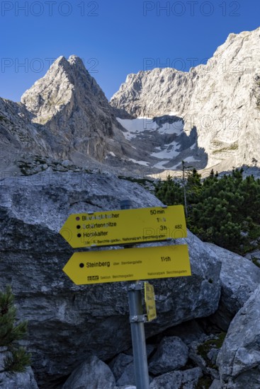 Signpost to the Blue Ice Glacier in the middle of Blaueisspitze, Hochkalter and Rotpalfen,
