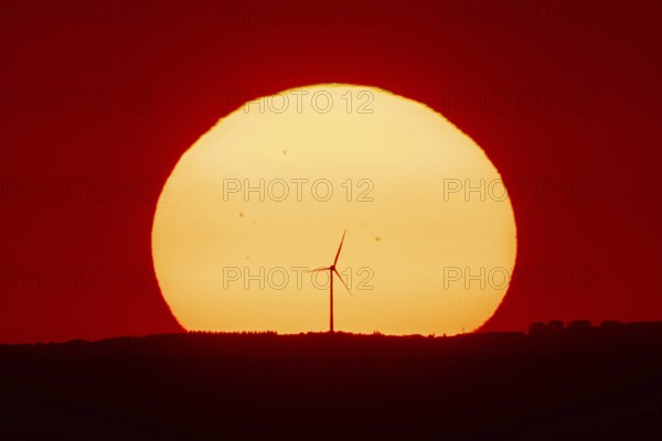 From the summit plateau of the GroÃŸer Feldberg in the Taunus mountains, you can watch the sun set